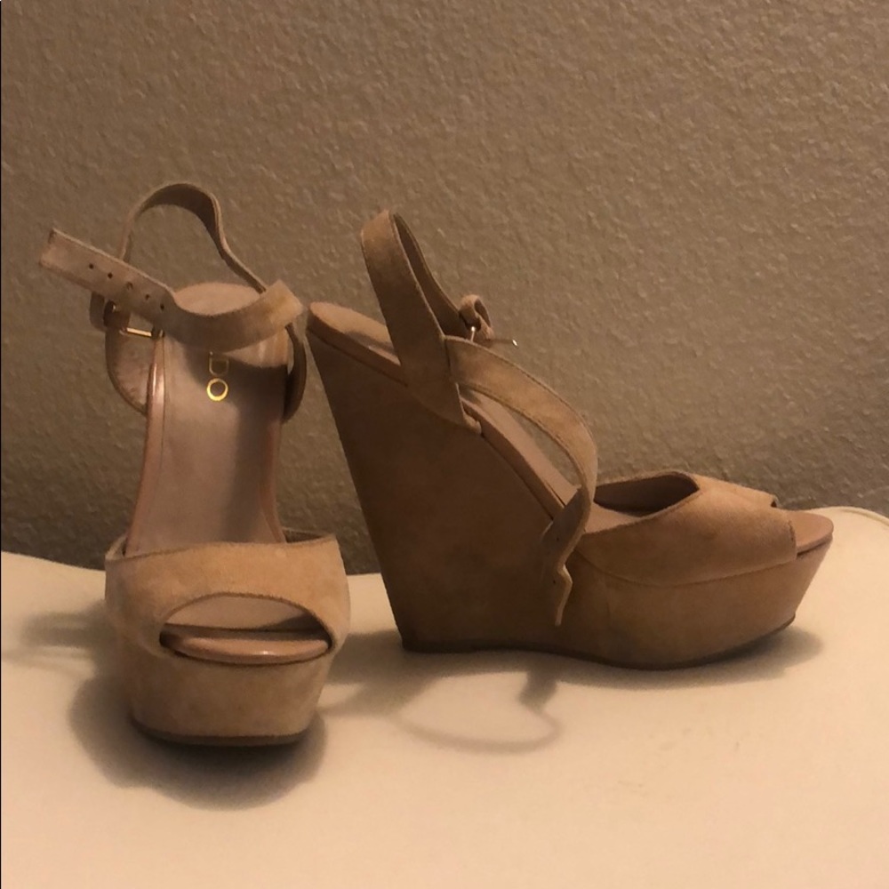 Nude wedges